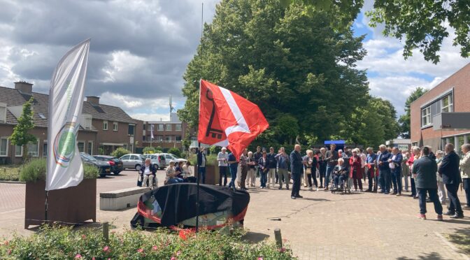 Dao sjteit ’t benkske!